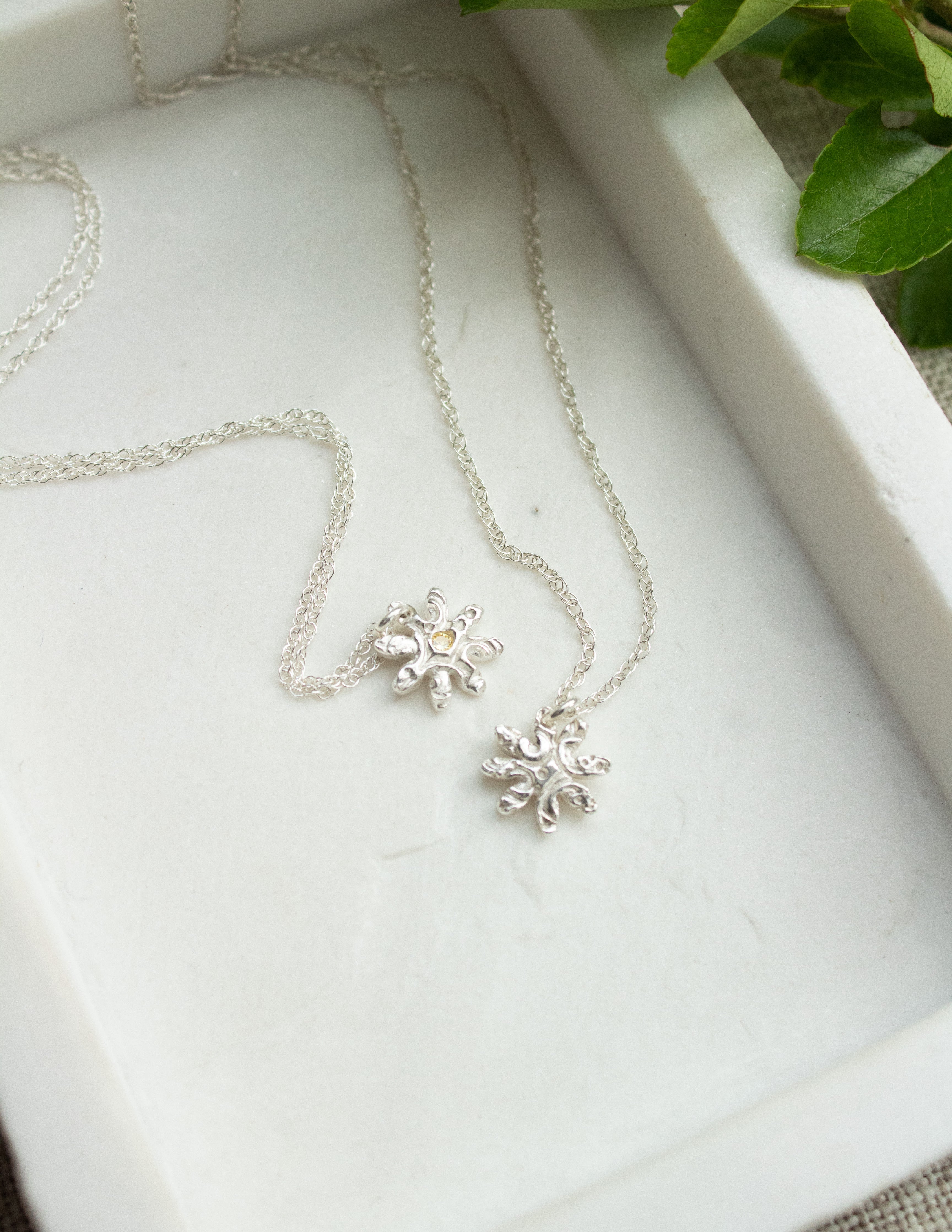 Mini Daisy pendant necklace