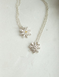 Mini Daisy pendant necklace