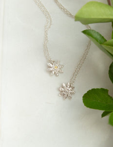 Mini Daisy pendant necklace