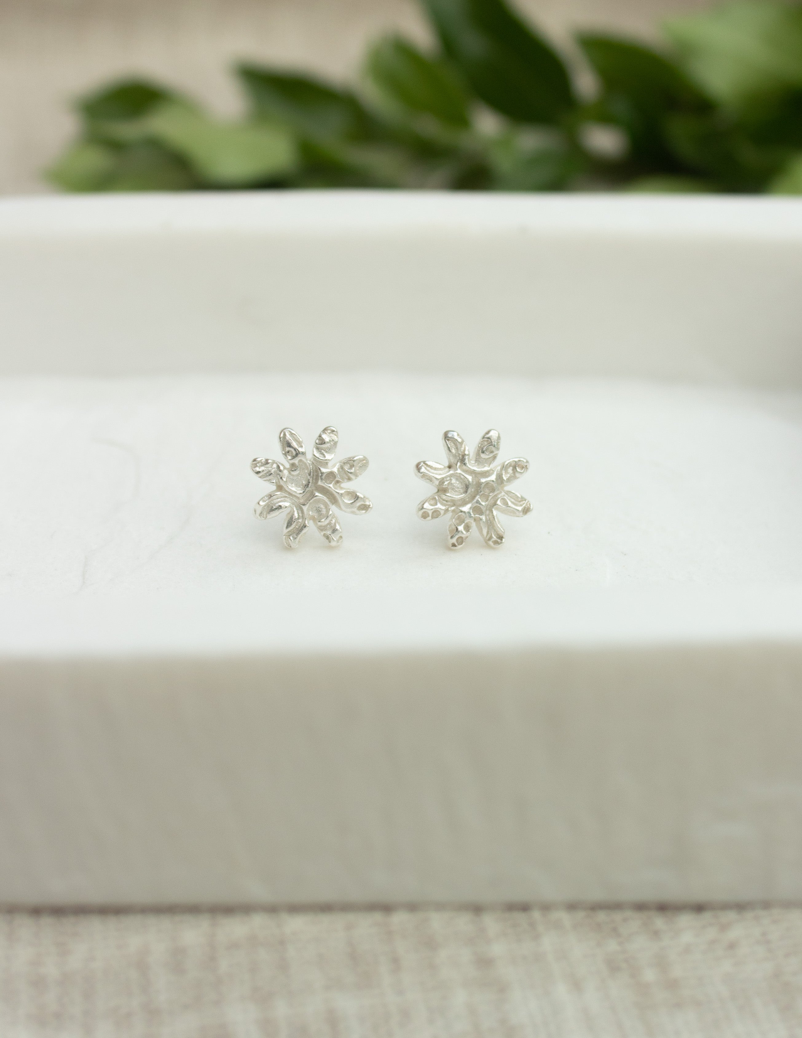 Daisy stud earrings